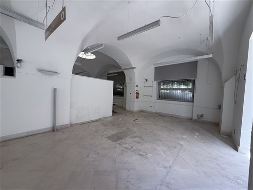 Centrale Locale Indipendente In Pietra di 6 Ambienti. 3 Esposizioni.